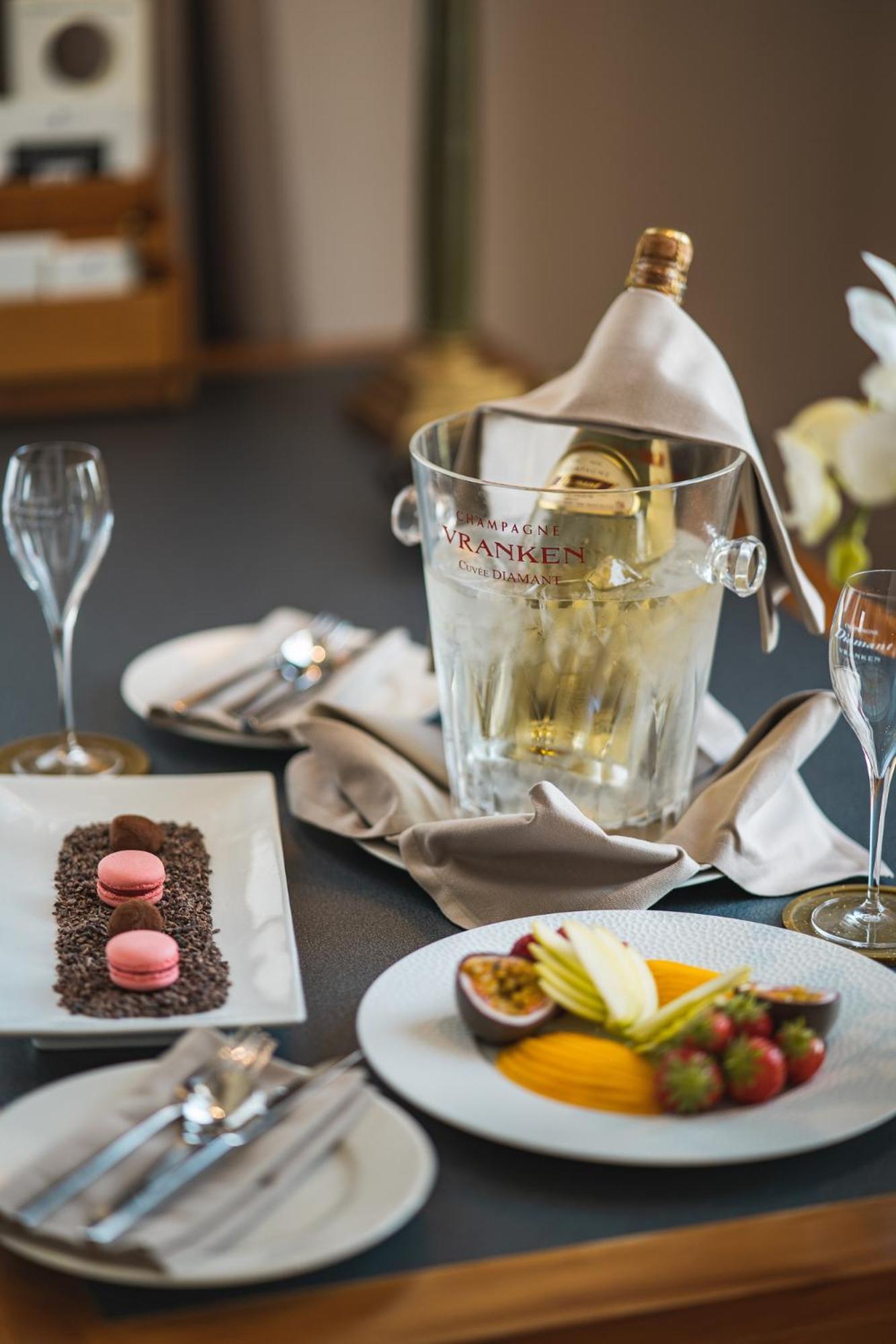 Beau Rivage Hotel Невшатель Экстерьер фото Champagne in a champagne bucket